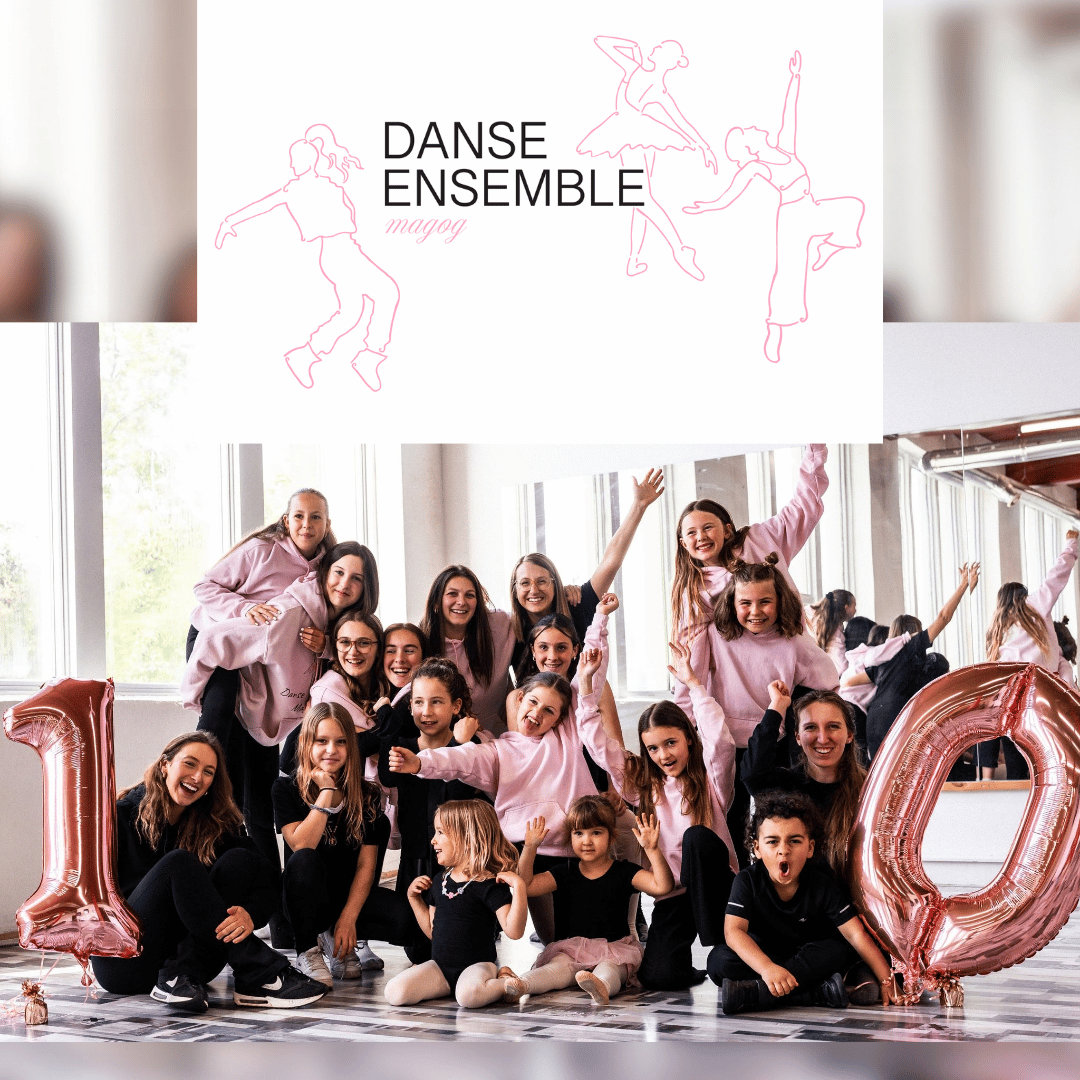 Photo de groupe du studio Danse Ensemble Magog célébrant ses 10 ans : une vingtaine de danseuses et danseurs de tous âges, en chandails roses et vêtements noirs, posent en riant et en levant les bras dans un studio de danse, entourés de deux gros ballons dorés en forme de chiffres « 1 » et « 0 ». Le logo Danse Ensemble Magog, avec ses illustrations de danseuses au trait rose, apparaît en haut de l'image.