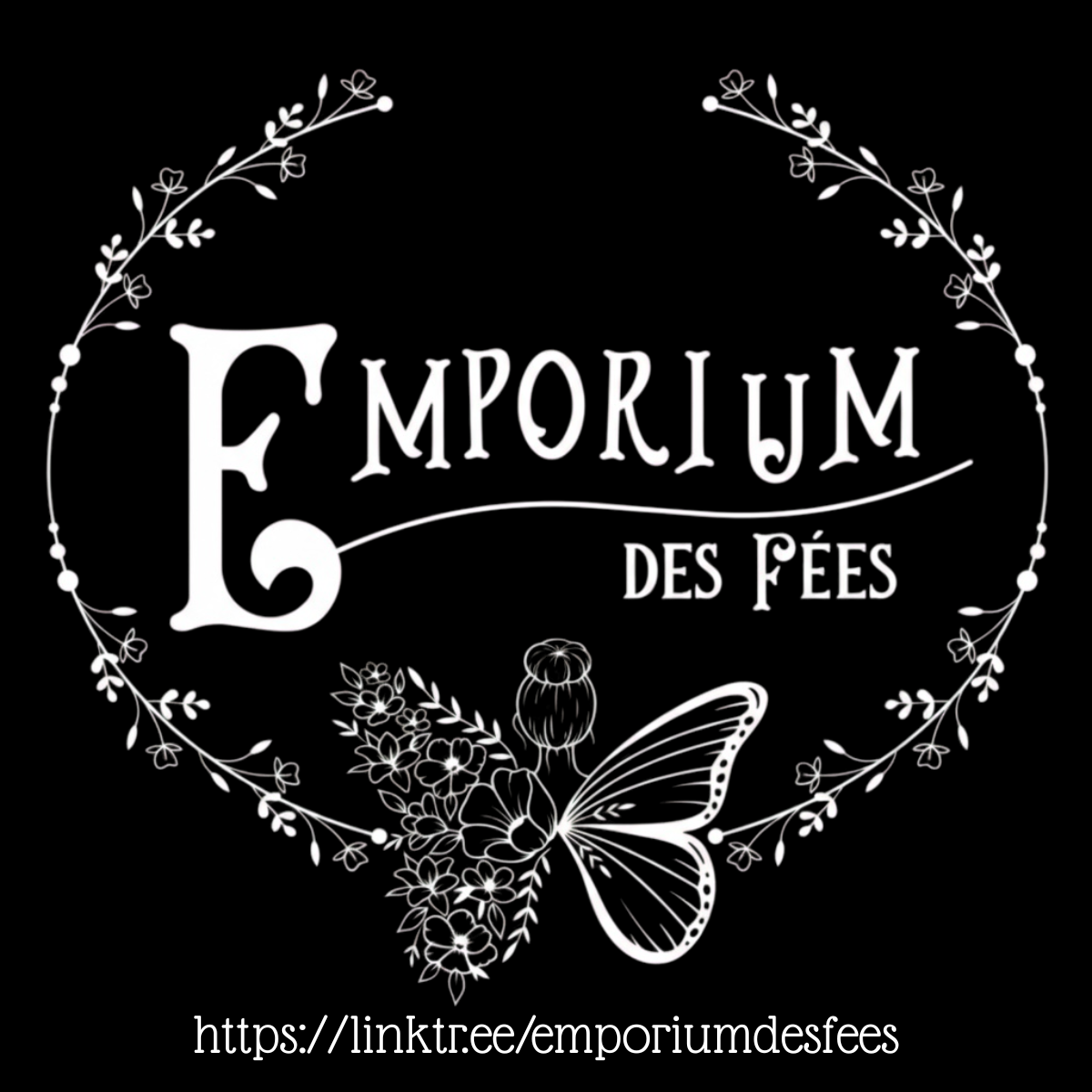 Logo Emporium des Fées, en blanc sur fond noir, avec une couronne de fleurs et de feuillage, un papillon et un lien vers linktr.ee/emporiumdesfees